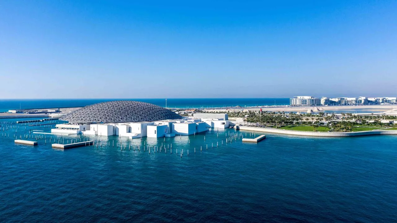 Luftaufnahme des Masterplans Marsa Al Saadiyat mit Wasserfront und Marina