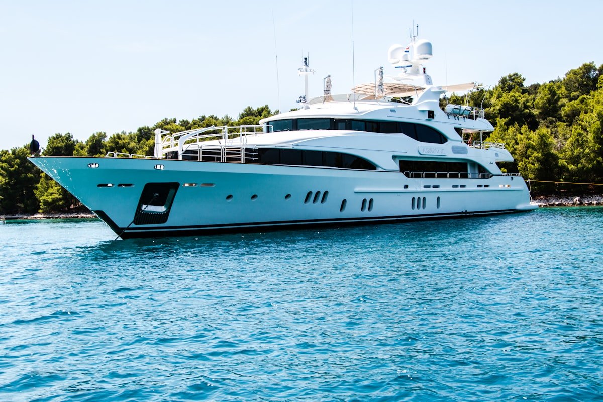 Die Marina mit Liegeplätzen für Yachten und Segelboote