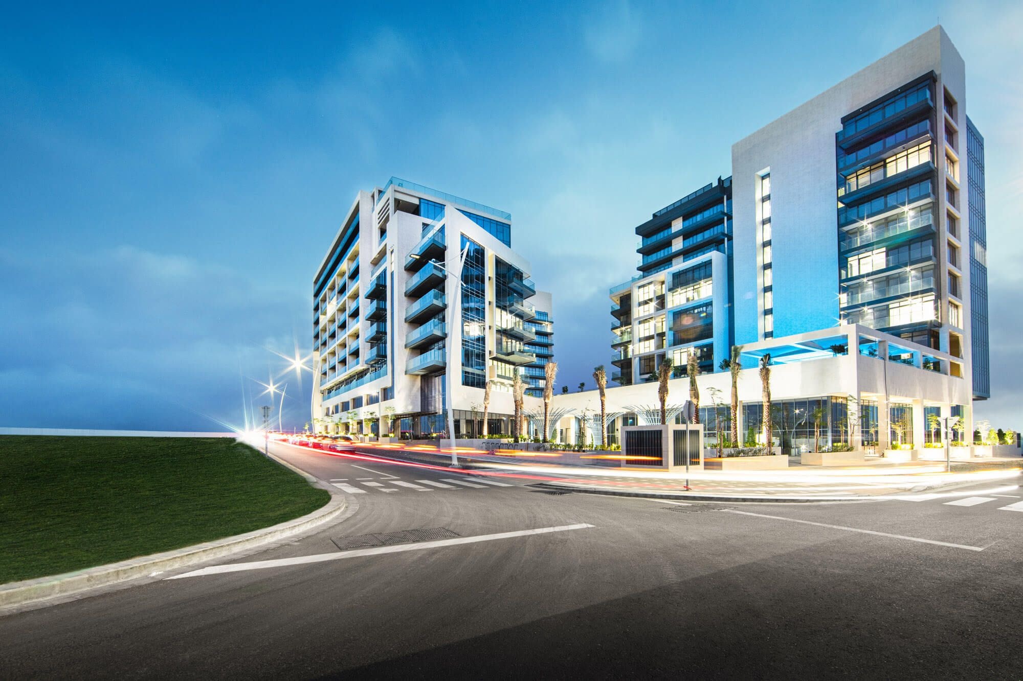 Die fertiggestellten Wohngebäude von Soho Square auf Saadiyat Island in der Dämmerung