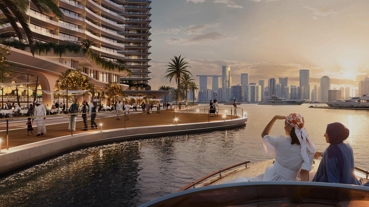 Wohnturm über der Promenade von Marsa Al Saadiyat bei Sonnenuntergang, vom Wasser aus gesehen