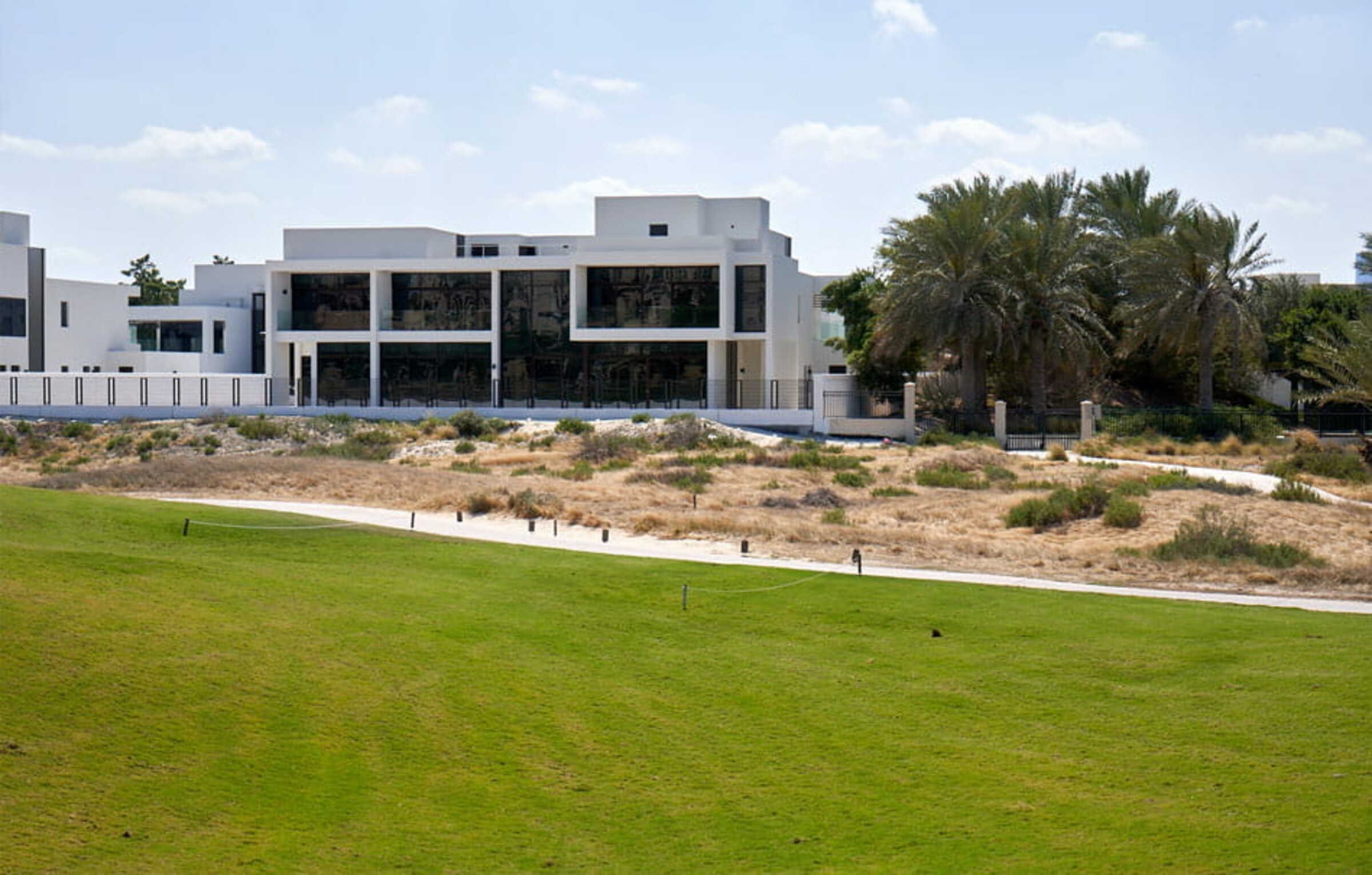 Photograph of the completed Jawaher Al Saadiyat villas along the edge of Saadiyat Beach Golf Club