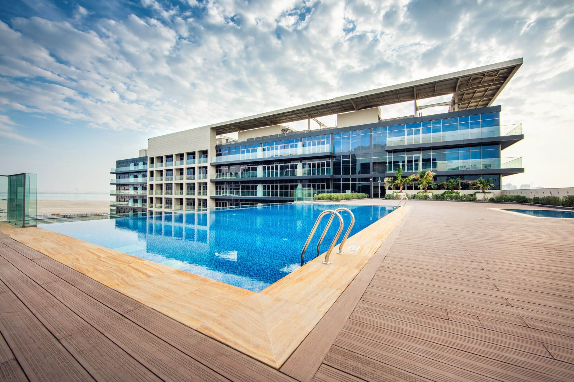 Der Pool auf der Verbindungsbrücke zwischen den beiden Türmen von Park View auf Saadiyat Island